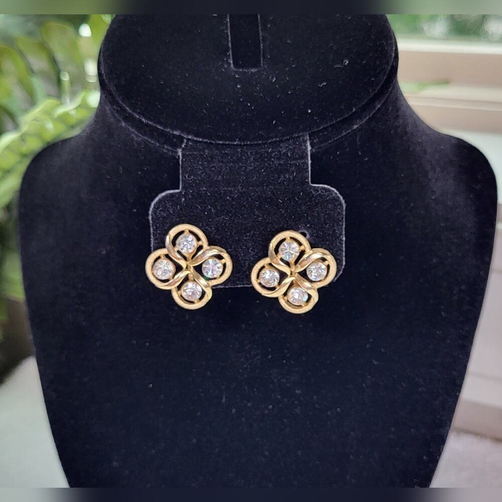 Vintage TRIFARI Gold and Crystal Clover Clip-on Earrings - Picture 5 of 9